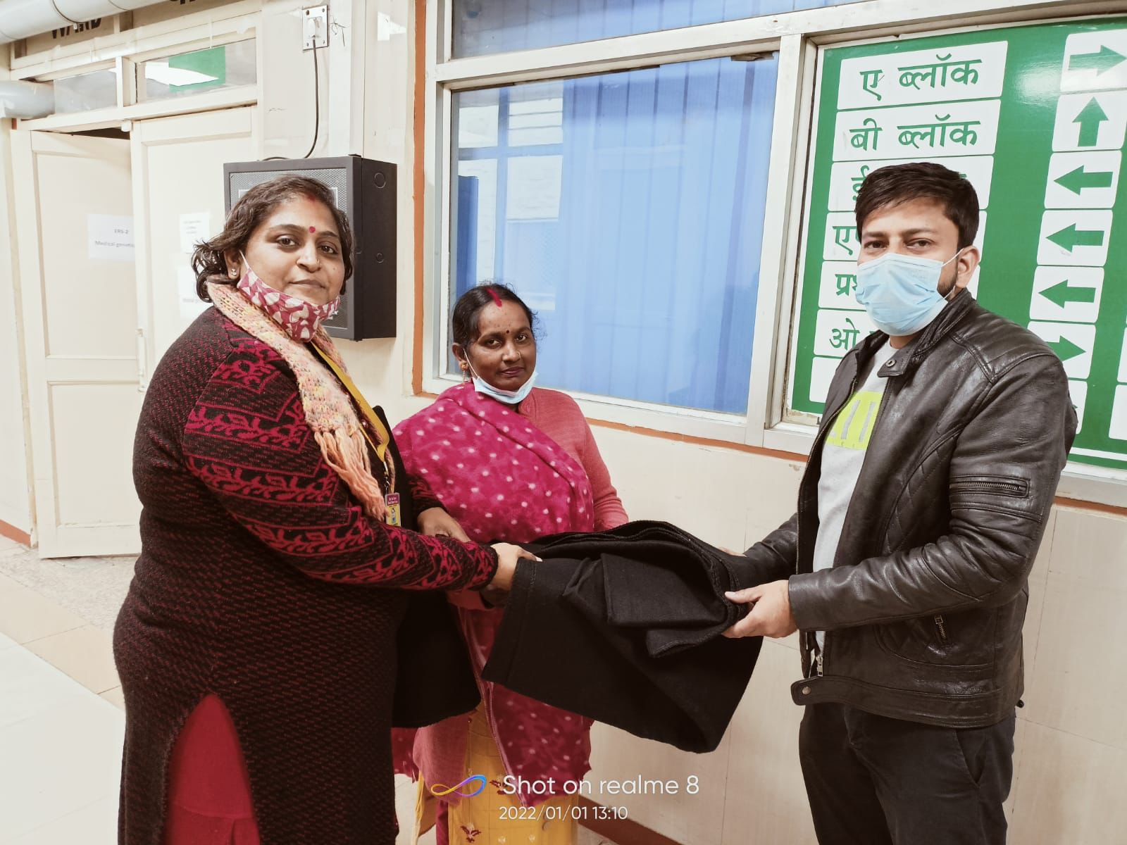 मदद करोना फाउंडेशन ने जरूरतमंदों को बांटे कम्बल और मास्क (2)