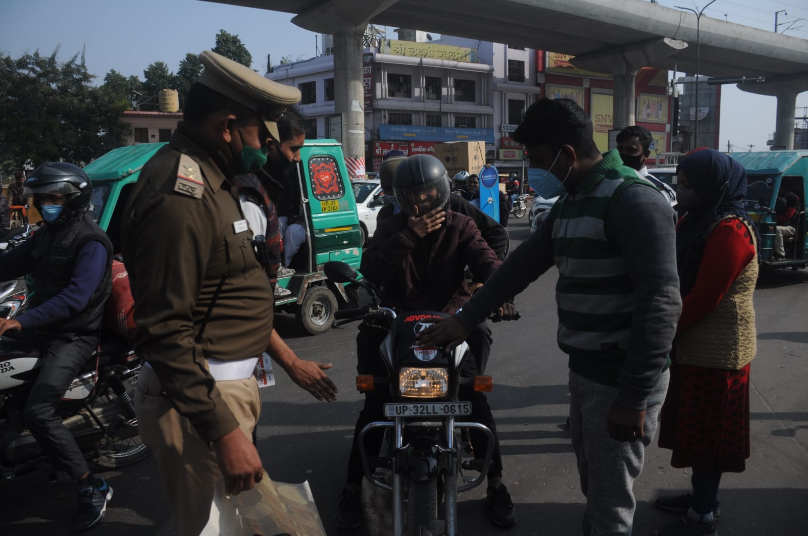 सड़क सुरक्षा कार्यक्रम में वाहन चालकों को किया गया जागरूकत