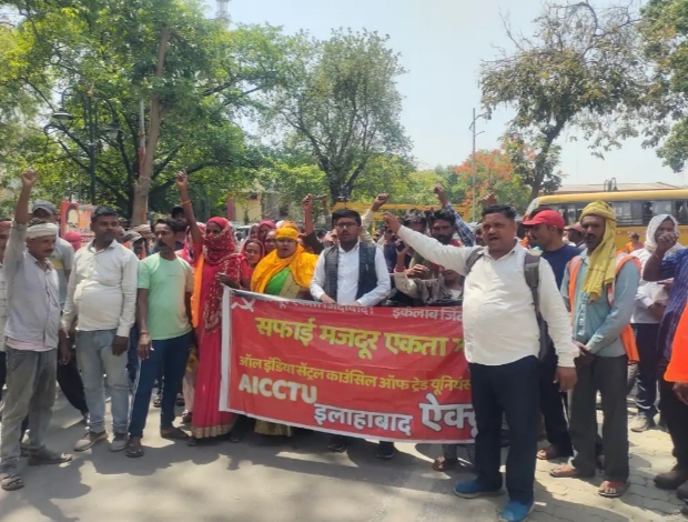 नगर निगम सफाई कर्मियों ने दी अनिश्चितकालीन हड़ताल की