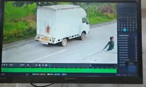 रेलवे फाटक का बैरियर तोड़कर वाहन चालक फरार, आरपीएफ ने की पहचान
