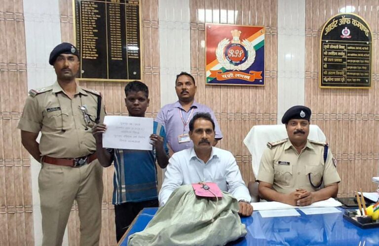 आरपीएफ व सीआईबी की संयुक्त कार्यवाही में रेलवे केबिल के साथ एक अभियुक्त गिरफ्तार